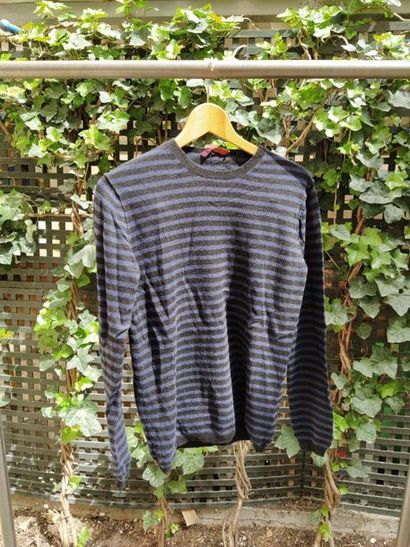 DERBY Derby

Blue and black striped cashmere long sleeve sweater

Size S

Apostrophe

Sleeveless...