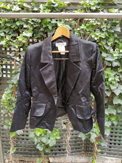 Yves Saint LAURENT Yves Saint Laurent Variation

Black satin jacket

Size 40

Louis...