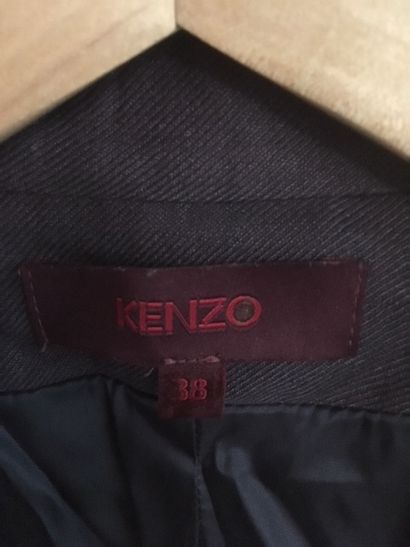 KENZO KENZO

Tailleur jupe en lin et soie violine, lien à noué à la taille

Taille...
