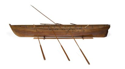 null Modèle réduit d’un bateau de chasse à la baleine en bois verni, accompagné de...
