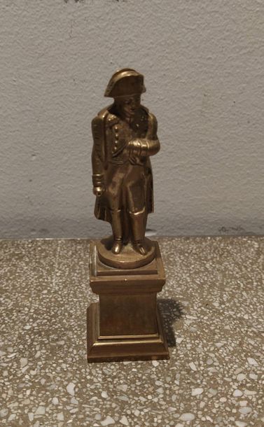 null Statuette en bronze ciselé représentant Napoléon. 

H. 10 cm