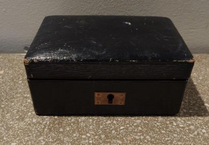 null Petite boite gainée de cuir bleu. 

5,5 x 13 x 9 cm