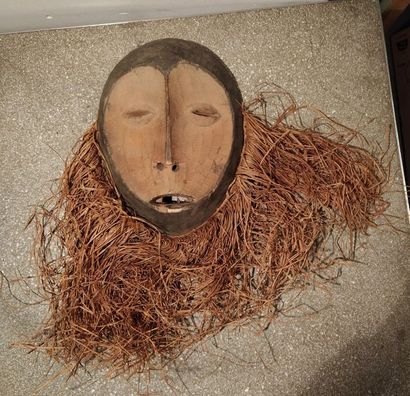 null Masque africain de style Dan en bois patiné

34 x 17 cm (35 avec la barbe)