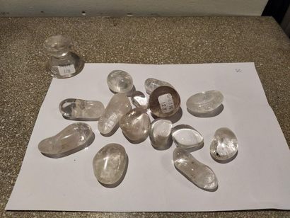 null Ensemble de petits cristaux de roche taillé en formes de galets. 