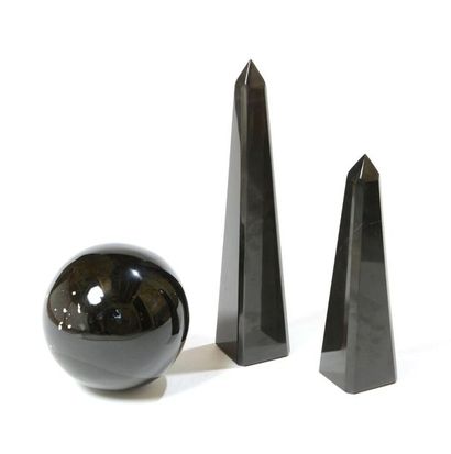 null Two obelisks and a black onyx ball (accidents)

H of the obelisks: 32 cm and...