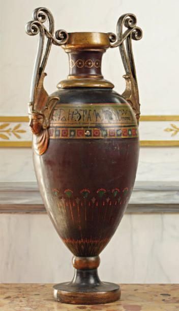 null GRAND VASE NÉO-ÉGYPTIEN en fonte de fer à décor polychrome. Milieu XIXème siècle....