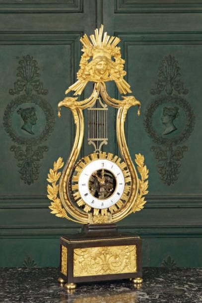 null IMPORTANTE PENDULE LYRE en bronze ciselé et doré, à décor d'un masque en soleil,...