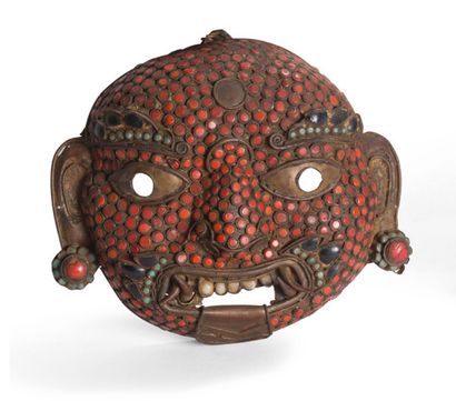  Masque en cuivre, orné de cabochons de corail, représentant un mahakala. Népal,...