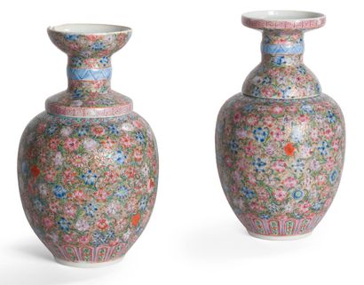 null Pair of small lanterns with display, in porcelain and enamelled decoration thousand...