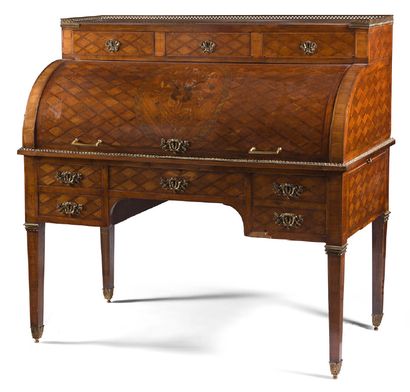  Large cylindrical desk made of wood and amaranth veneer. It opens with seven drawers...