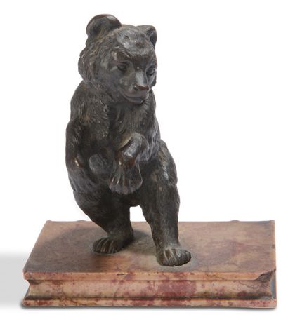 null Paperweight with teddy bear decorations standing on a book
H. 10 cm