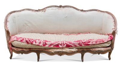 null Carved, moulded and patinated wood basket sofa with foliage decorations. The...