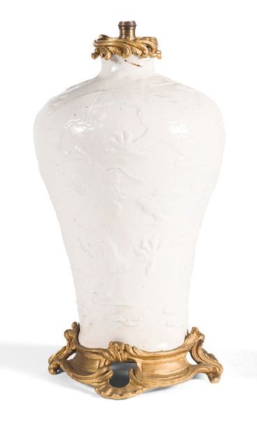 Vase en porcelaine blanche craquelée à décor...
