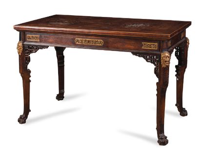 Gabriel VIARDOT (1830-1906) 
Table de salon en bois sculpté, mouluré, patiné et burgauté...
