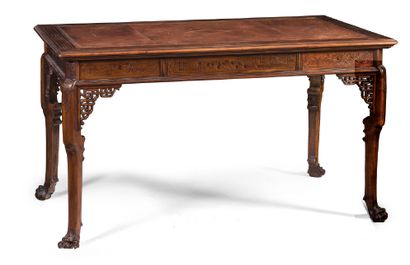 Gabriel VIARDOT (1830-1906) 
Bureau en bois sculpté, mouluré, patiné et ajouré à...