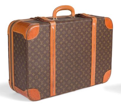 LOUIS VUITTON Valise en cuir naturel et toile enduite monogrammée.
Chiffré
46 x 69...