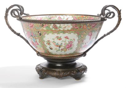 Porcelain punch bowl, decorated with palace...