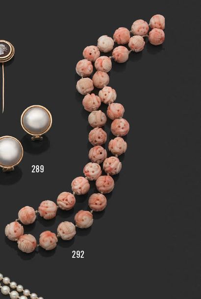 null Necklace of coral balls "angel skin" carved with Asian motifs.
The metal clasp.
Neckline:...