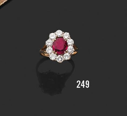null 18K (750) yellow gold daisy ring set with a cushion ruby surrounded by ten brilliant-cut...