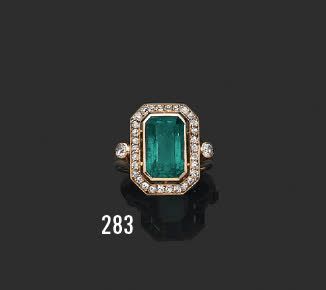 null 18K (750) yellow gold ring set with a rectangular emerald in a setting of 8/8...