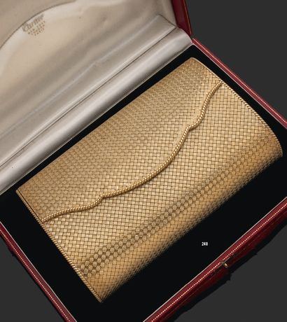 CARTIER Evening bag in 18K (750) yellow gold with braided mesh. The clasp with push-button.
The...