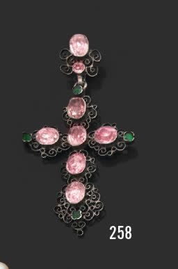 null Pendentif croix en argent finement ajouré, orné de pâte de verre rose.
H. 6...