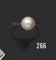 null White gold ring, set with a cultured pearl
Diameter of the pearl: 8,46 mm
Pb:...