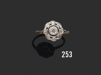 null 18K (750) yellow and white gold ring with a round motif, set with rose-cut diamonds.
Gross...