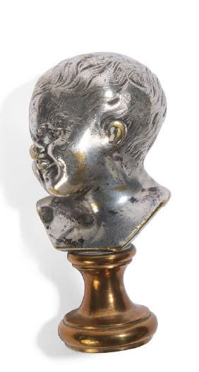 null Silver plated bronze stamp TH representing a putto. L. 7,2 cm