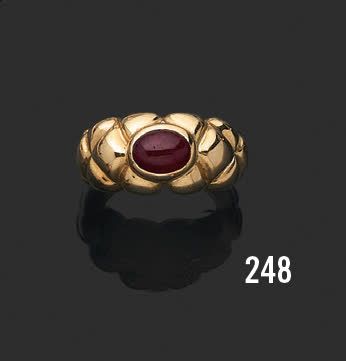 null 18K (750) yellow gold ring set with a cabochon ruby.
Weight of the ruby: 1 ct
Gross...