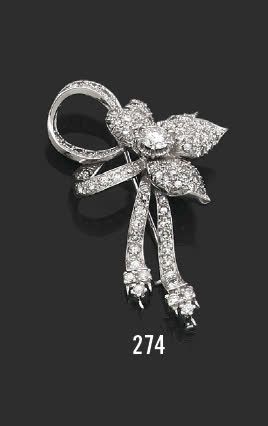 null Broche en or gris 18K (750) stylisée de boucles et d'une fleur au naturel, sertie...