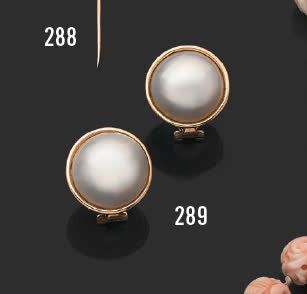 null Pair of 18K (750) yellow gold ear clips with mabe pearls.
Gross weight: 19,85...