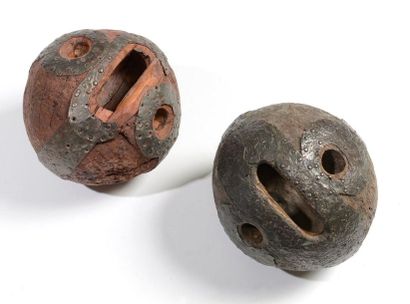 null Deux boules en bois recouvertes de plaques en métal riveté. Diam : 24 cm