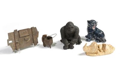 null Ensemble comprenant un objet décoratif en métal avec un chat, un petit gorille...