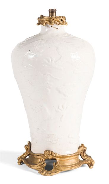 Vase en porcelaine blanche craquelée à décor...