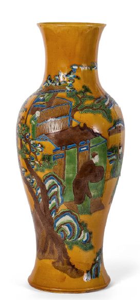  Vase en porcelaine polychrome sur fond jaune à décors de scène de Palais Chine....