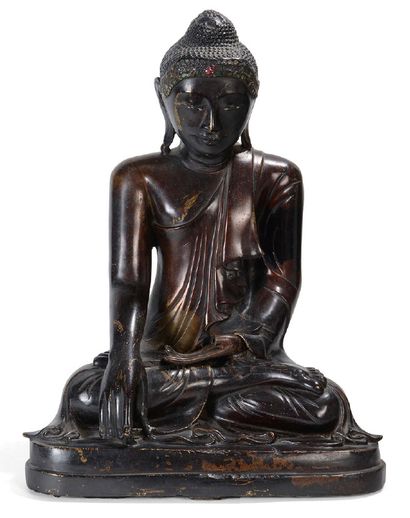  Statuette en bronze, représentant le Bouddha assis en méditation, la main droite...