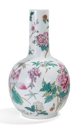 null Vase bouteille en porcelaine, à décor d'insectes et lotus.
Chine, 2ème moitié...