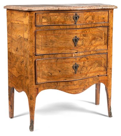 null Commode ouvrant par trois tiroirs en placage de noyer. Pieds galbés.
Dessus...