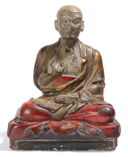  Statuette en bois laqué, représentant un Arhat assis en méditation, les mains en...
