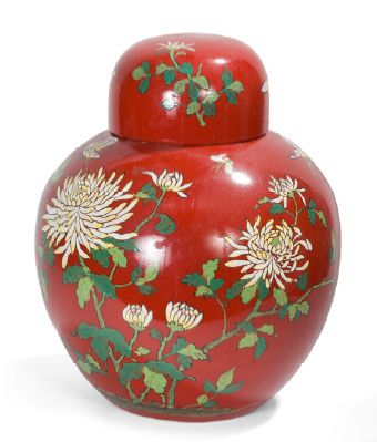 null Pot à gingembre en porcelaine, à décor de papillons et pivoines sur fond rouge.
Chine,...
