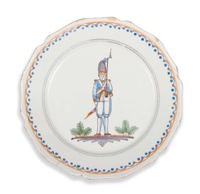 Nevers. 
Assiette de forme contournée. Décor polychrome patriotique d'époque révolutionnaire...