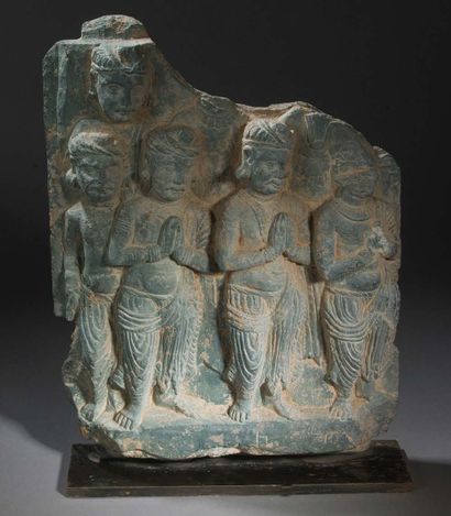  Relief architectural sculpté de sept représentations d'adorants aux mains jointes...
