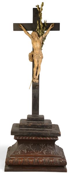 Ecole Française du XVIIIème siècle 
Christ
Sculpture en ivoire patiné (accidents...