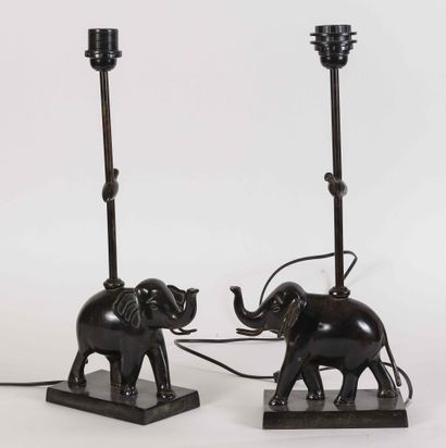 null Paire de lampes en métal patiné à décor d'éléphants et d'oiseaux. 

H. 50 c...