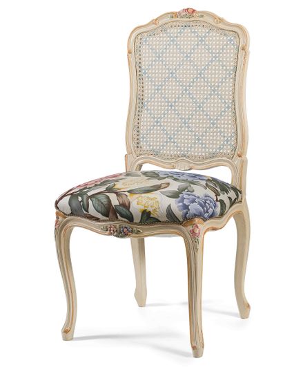 null Suite de six chaises en bois sculpté, mouluré et peint à décor de fleurs. Les...