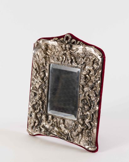 null Petit miroir avec son cadre en métal argenté à décor d'angelots

27 x 20 cm