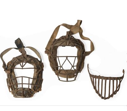 null Ensemble de deux masques de baseball en cuir et métal.

Formats variés.

ON...