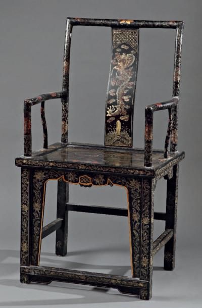 null FAUTEUIL EN BOIS LAQUÉ NOIR ET POLYCHROME, CHINE De forme quadrangulaire, le...