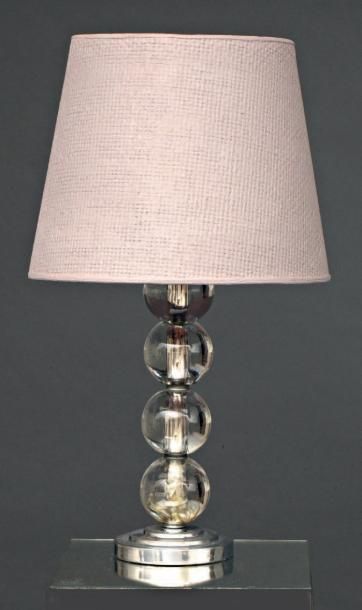 DANS LE GOÛT DE JACQUES ADNET (1900-1984) Petite lampe en métal serti à décor de...